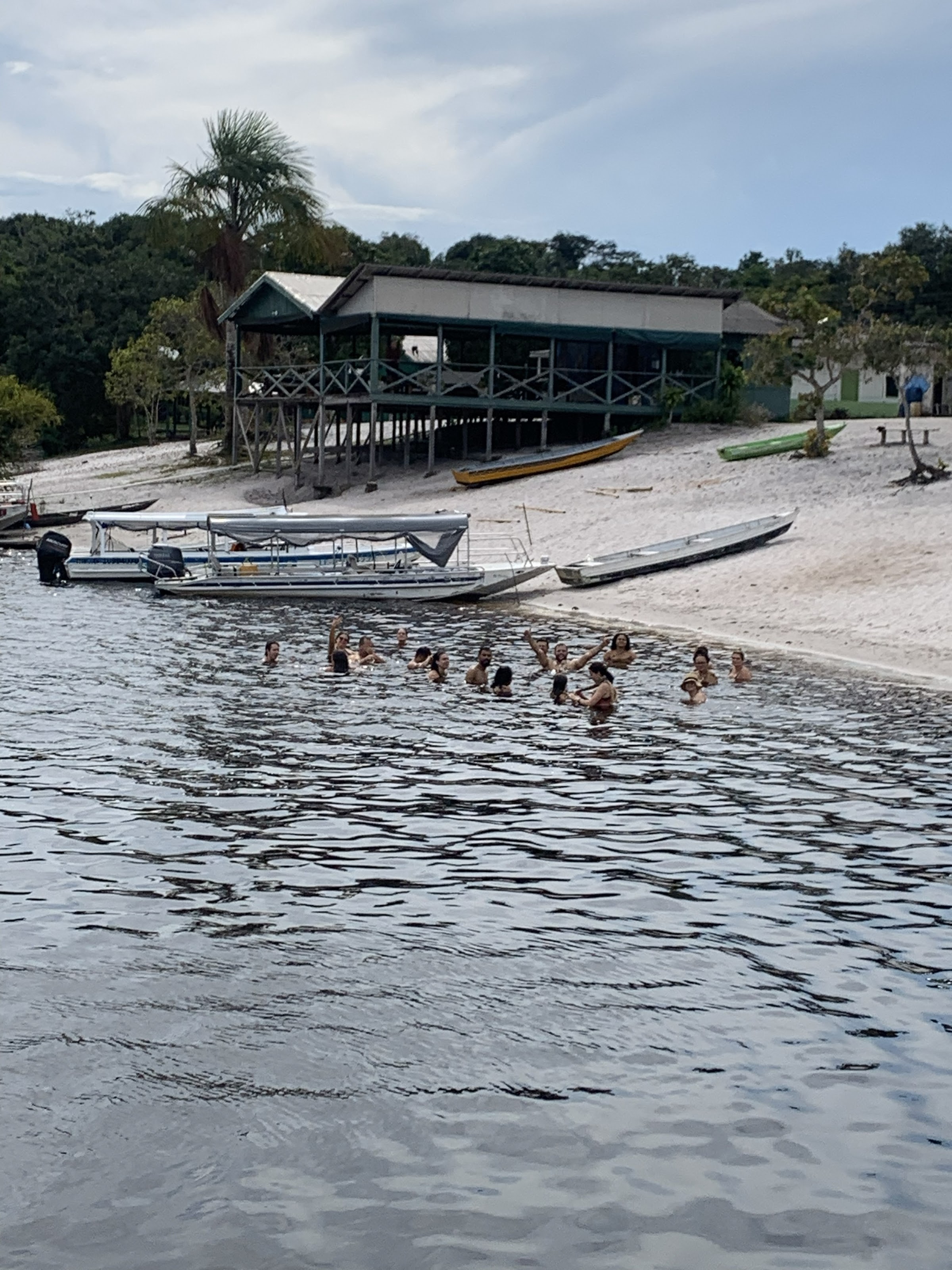 Banho de rio nas águas escuras