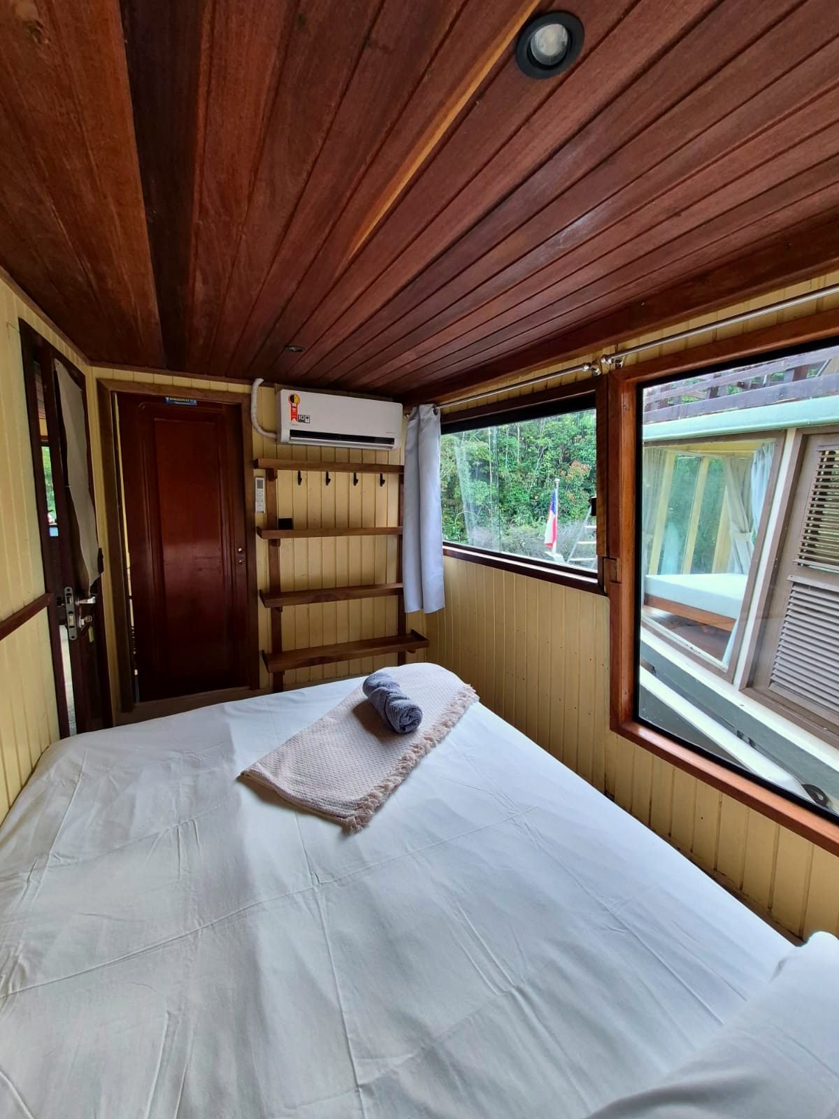 Cabine climatizada do Tartaruga em madeira de lei