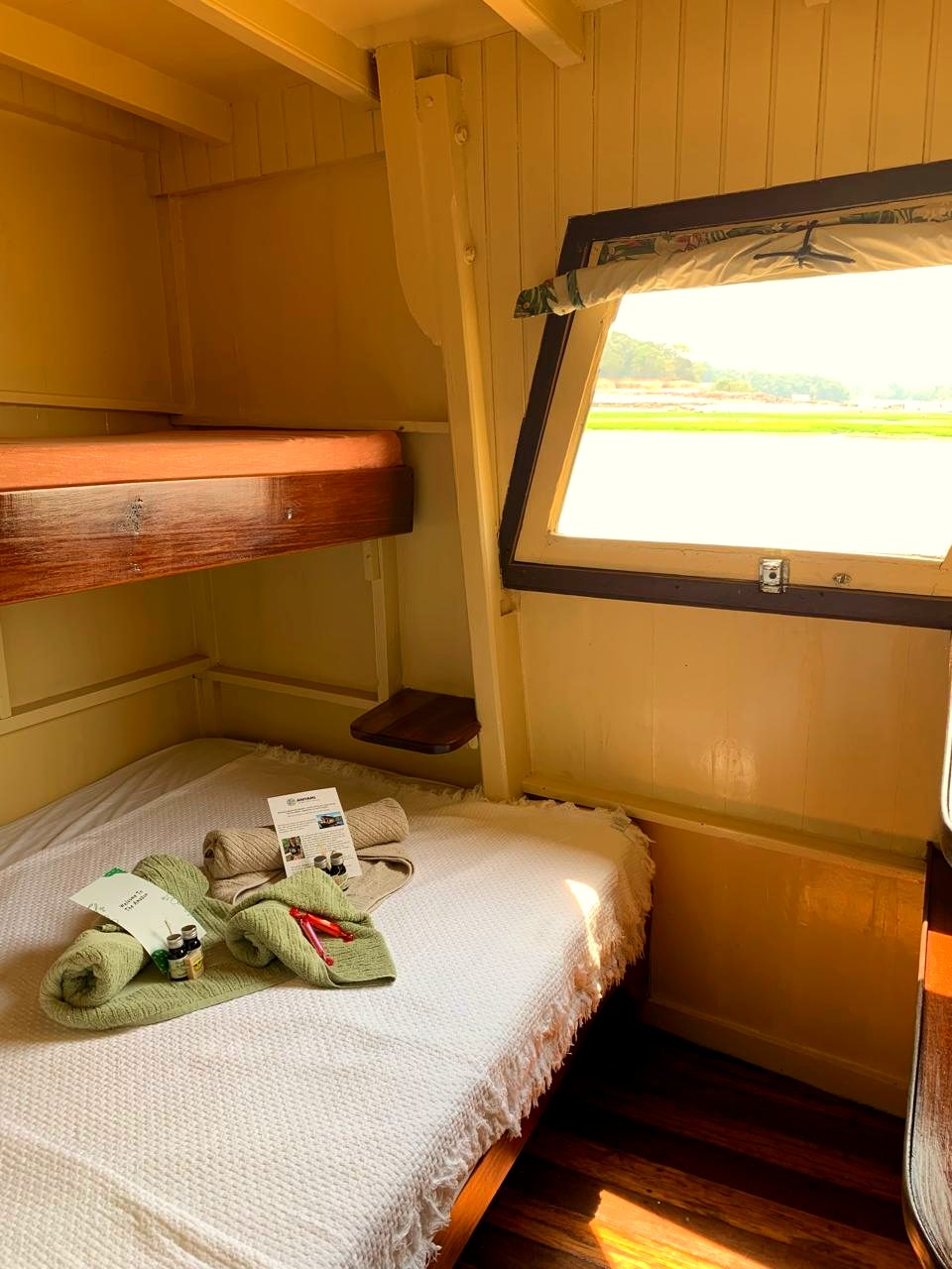 Cabine com beliche e janela panorâmica