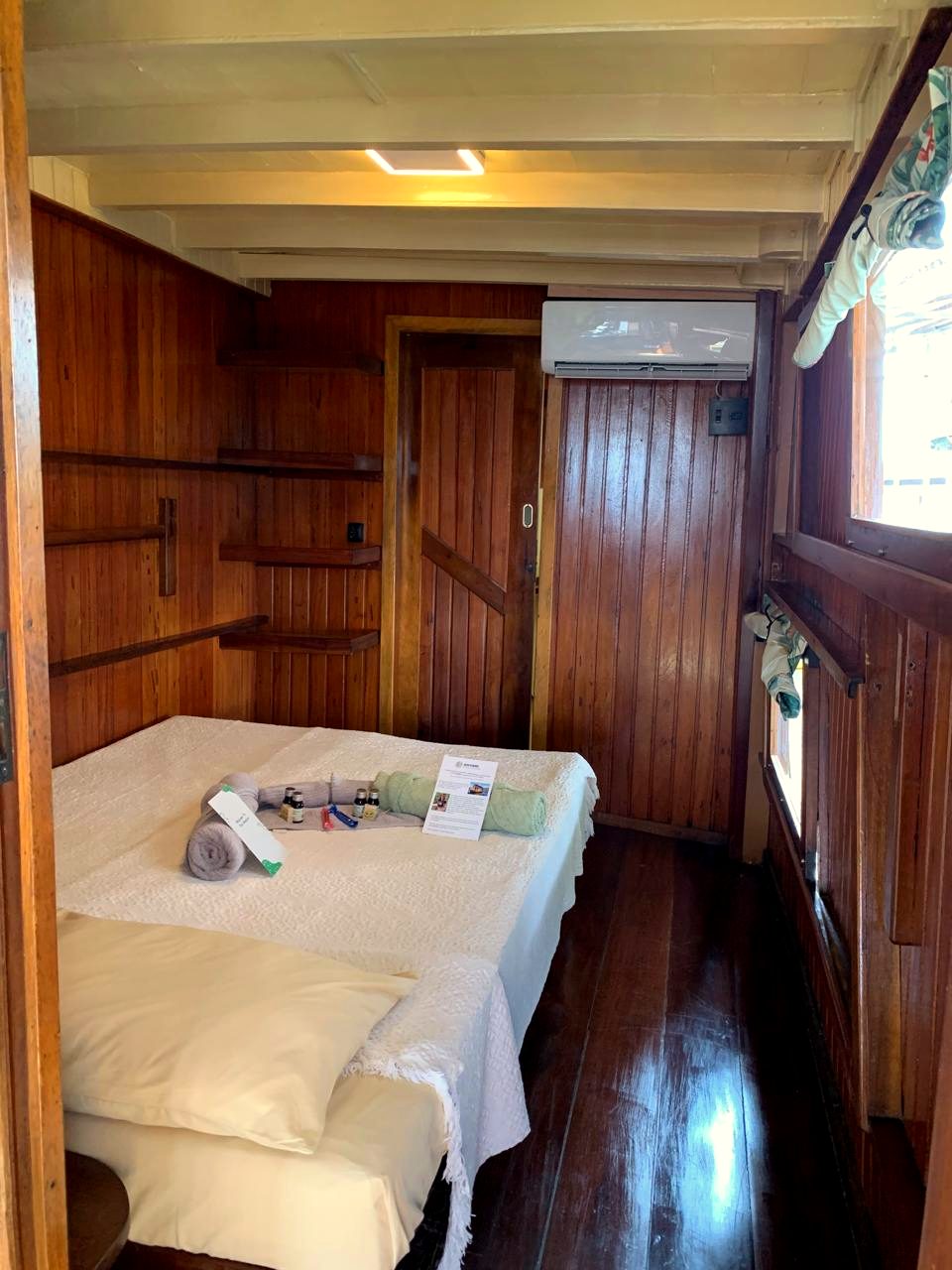Cabine em madeira de lei com cama de casal