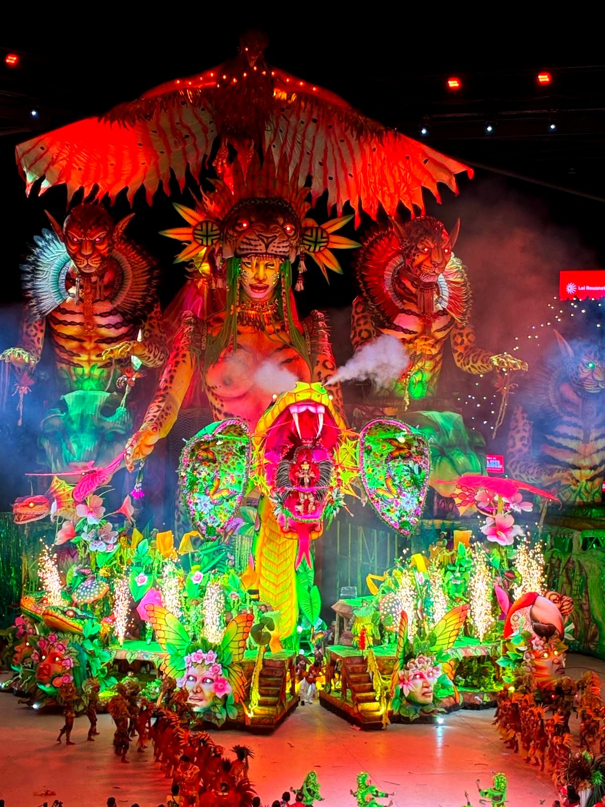 Alegoria monumental iluminada no Bumbódromo