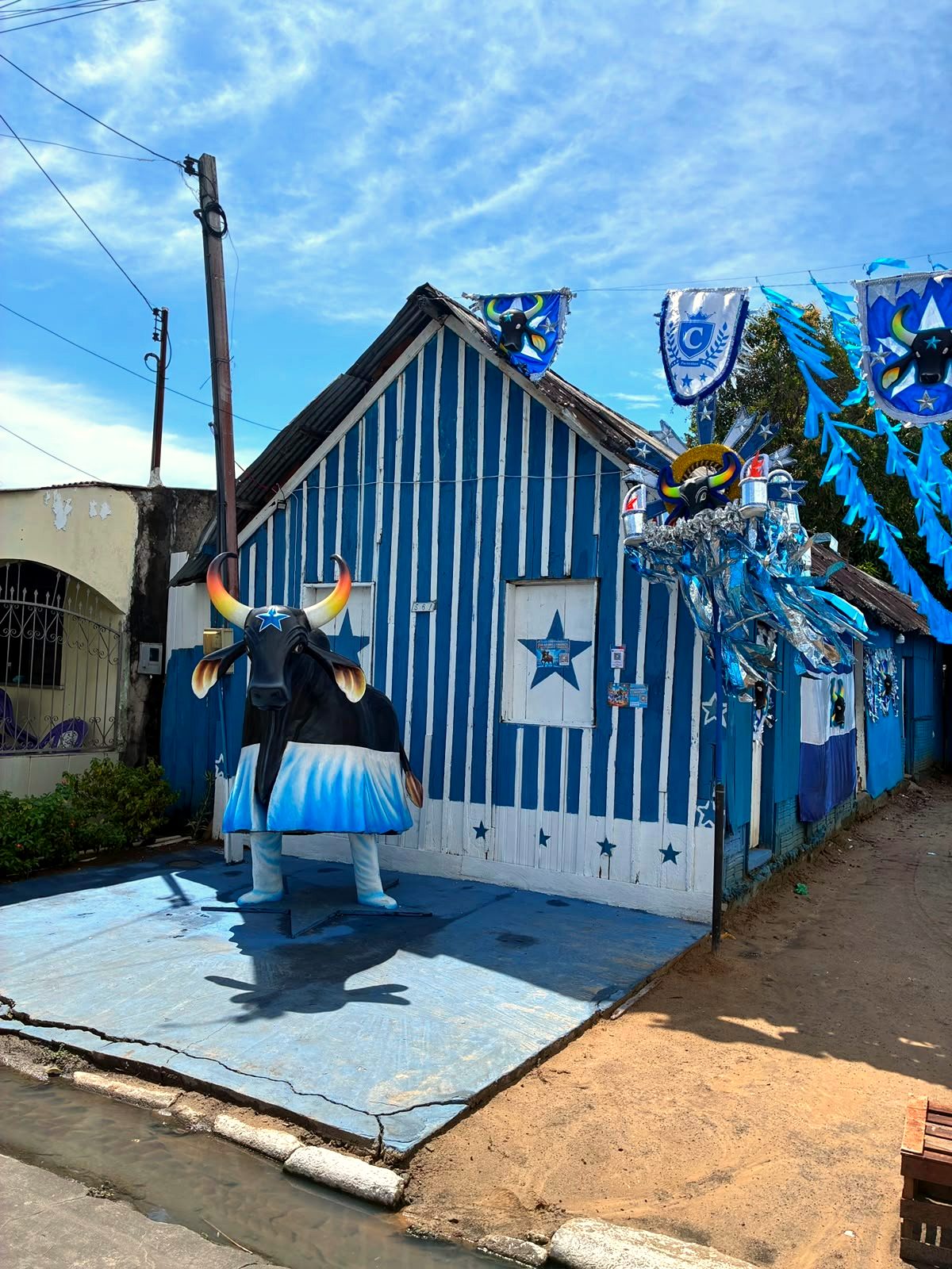 Casa azul do Caprichoso nas ruas de Parintins