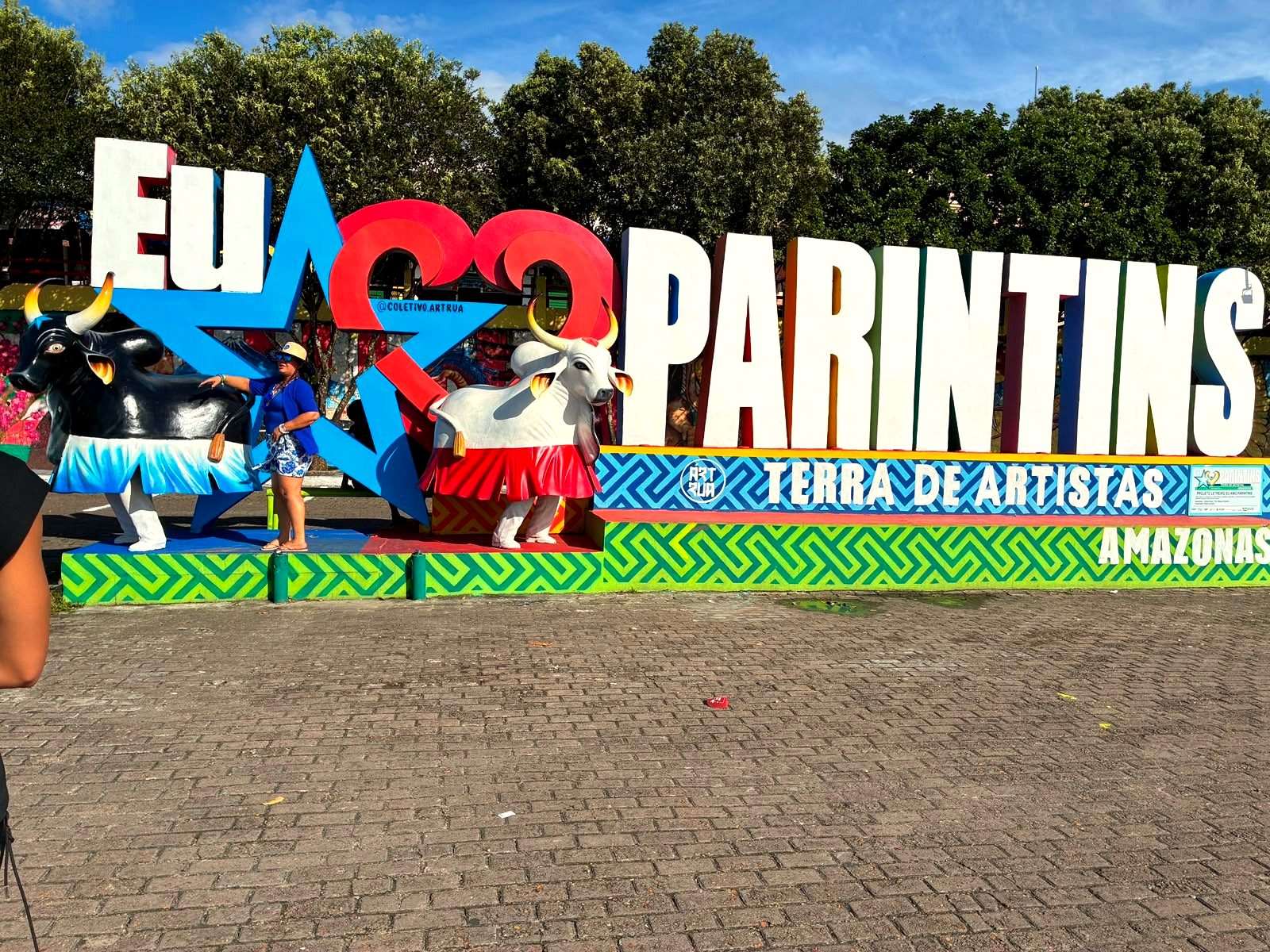 Letreiro Eu amo Parintins, terra de artistas