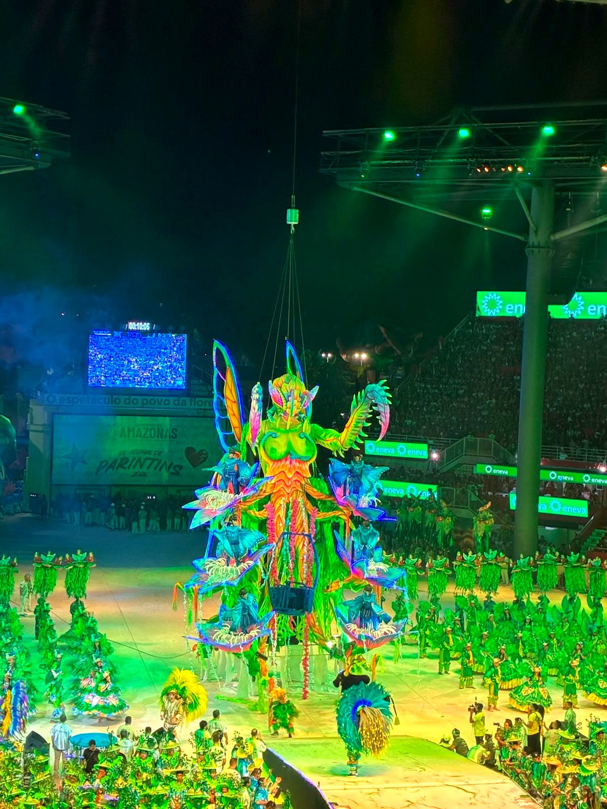 Alegoria suspensa em luz verde no Bumbódromo