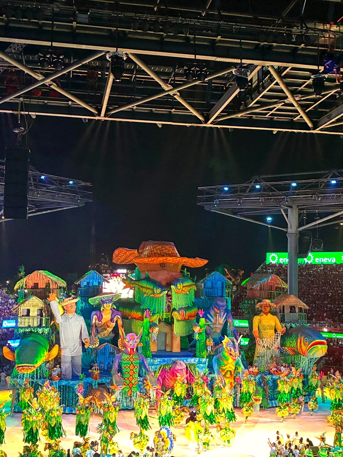 Alegoria de vila ribeirinha no Festival