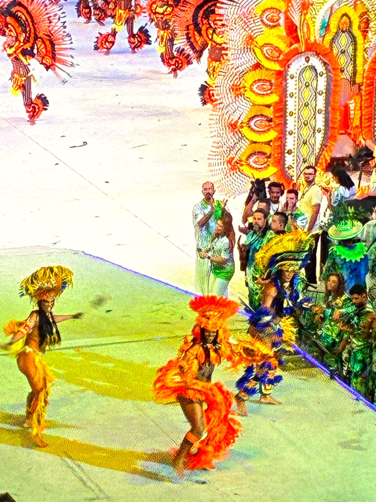 Dançarinas indígenas na arena do Bumbódromo