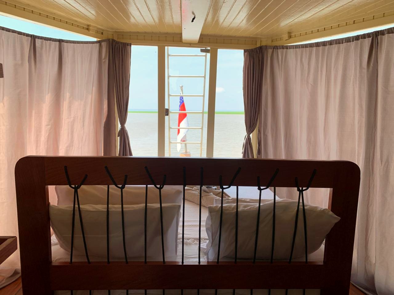 Vista do rio a partir da cama da suíte